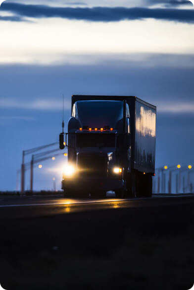 Lorry on the road at night / Ciężarówka na drodze w nocy