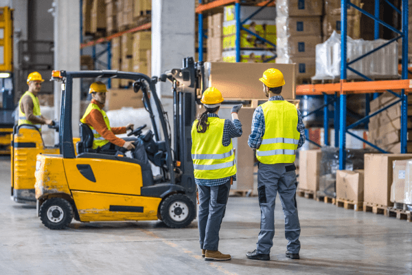 Men and women in the warehouse / Kobieta i mężczyzna w magazynie