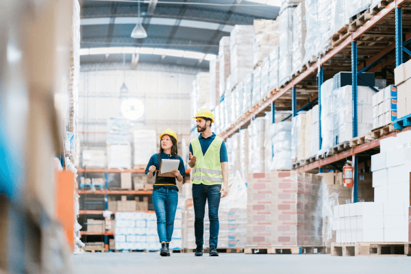 Men and women in the warehouse / Kobieta i mężczyzna w magazynie