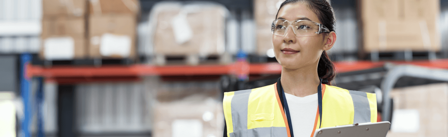 Women in warehouse in glasses / Kobieta w magazynie w okularach i kamizelce