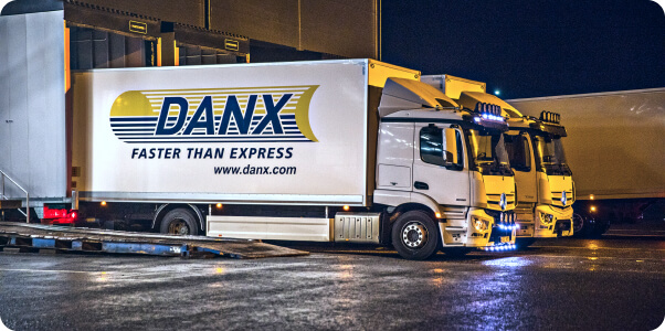 Lorry with DANX logo / Ciężarówka firmy DANX z logo firmy na pace